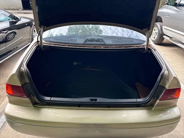 Used 2001  Toyota LE image 11