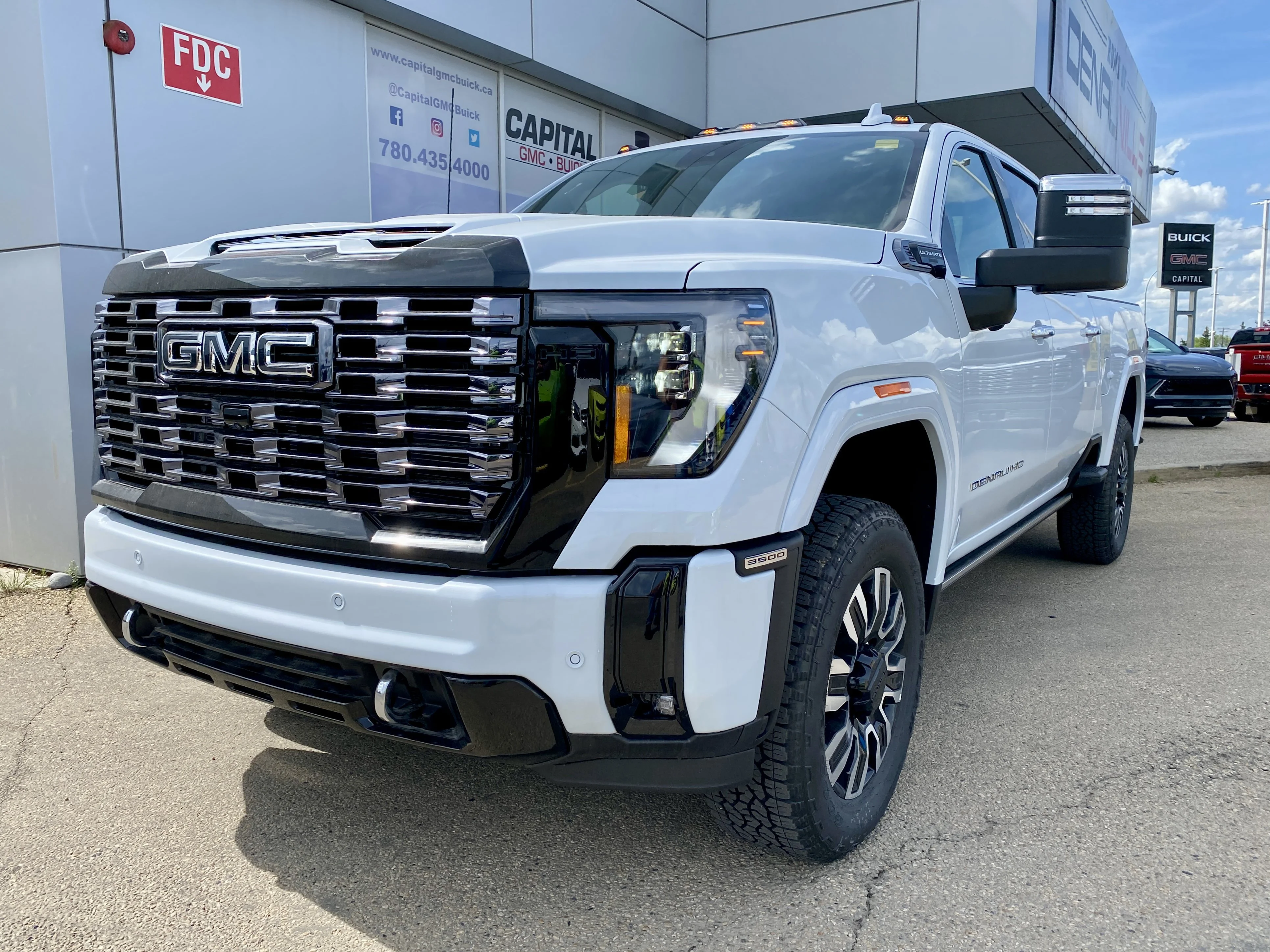 New 2026 GLACIER WHITE TRICOAT GMC Denali Ultimate image 2