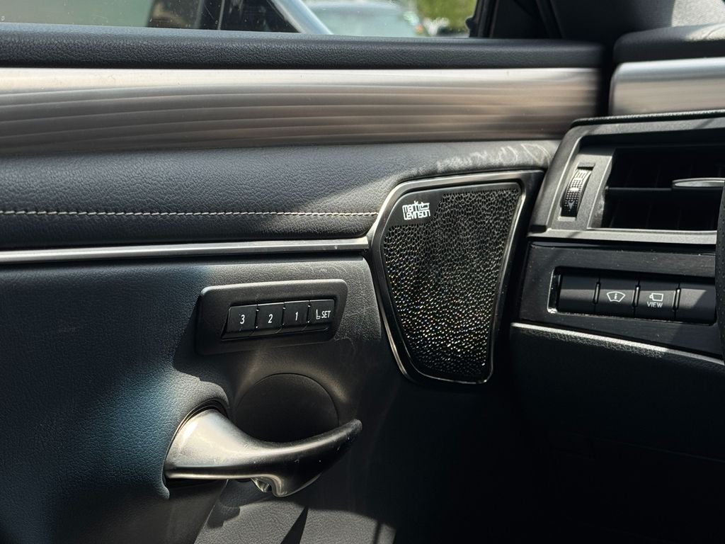 2025 Lexus ES - Photo 14