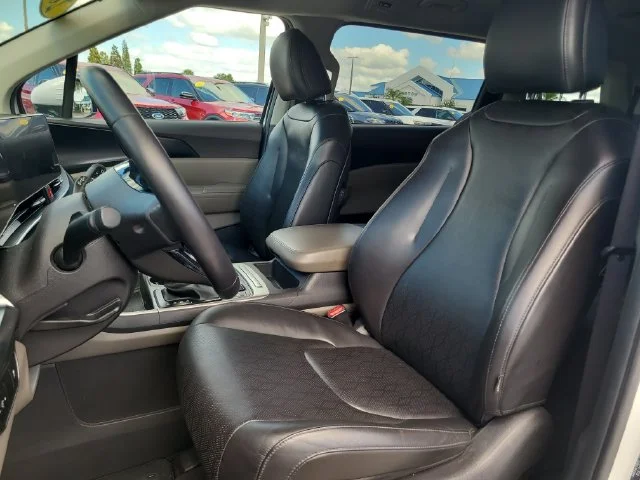 Certified Used 2025 White Kia LXS image 19