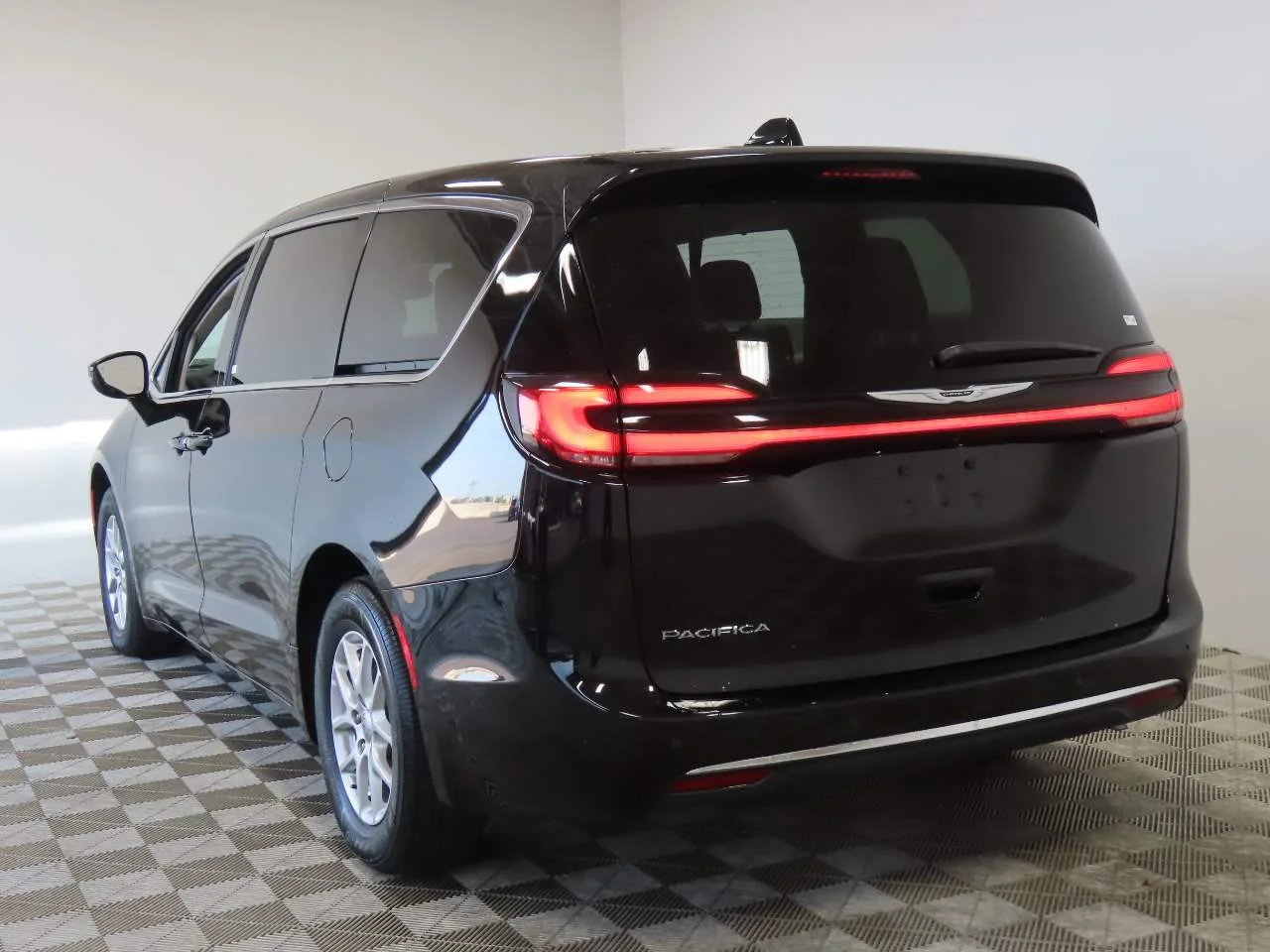 Used 2024  Chrysler Touring L image 3