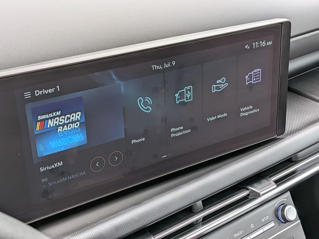Used 2025 White Hyundai SE image 17