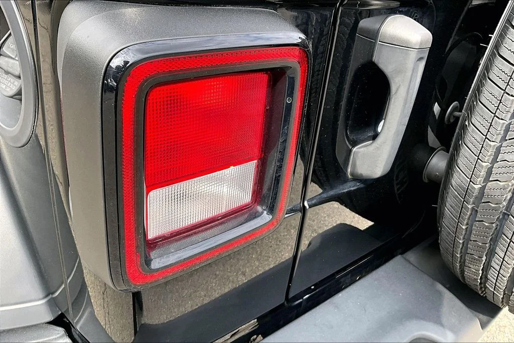 Used 2023 Black Jeep Sport S image 23