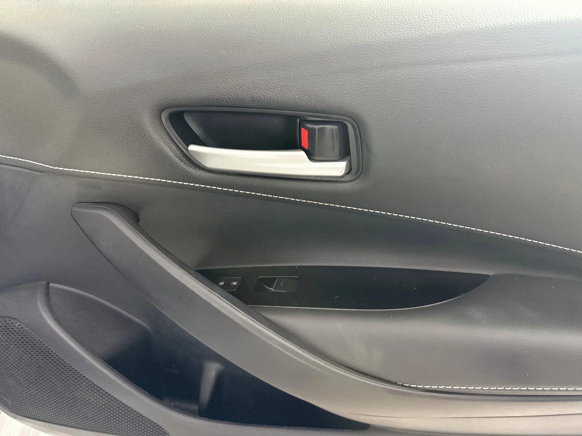 Used 2021 Wind Chill Pearl Toyota SE image 27