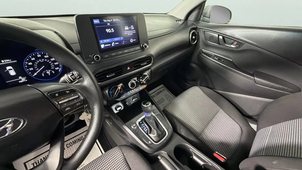 Used 2022 Silver Hyundai SE image 19