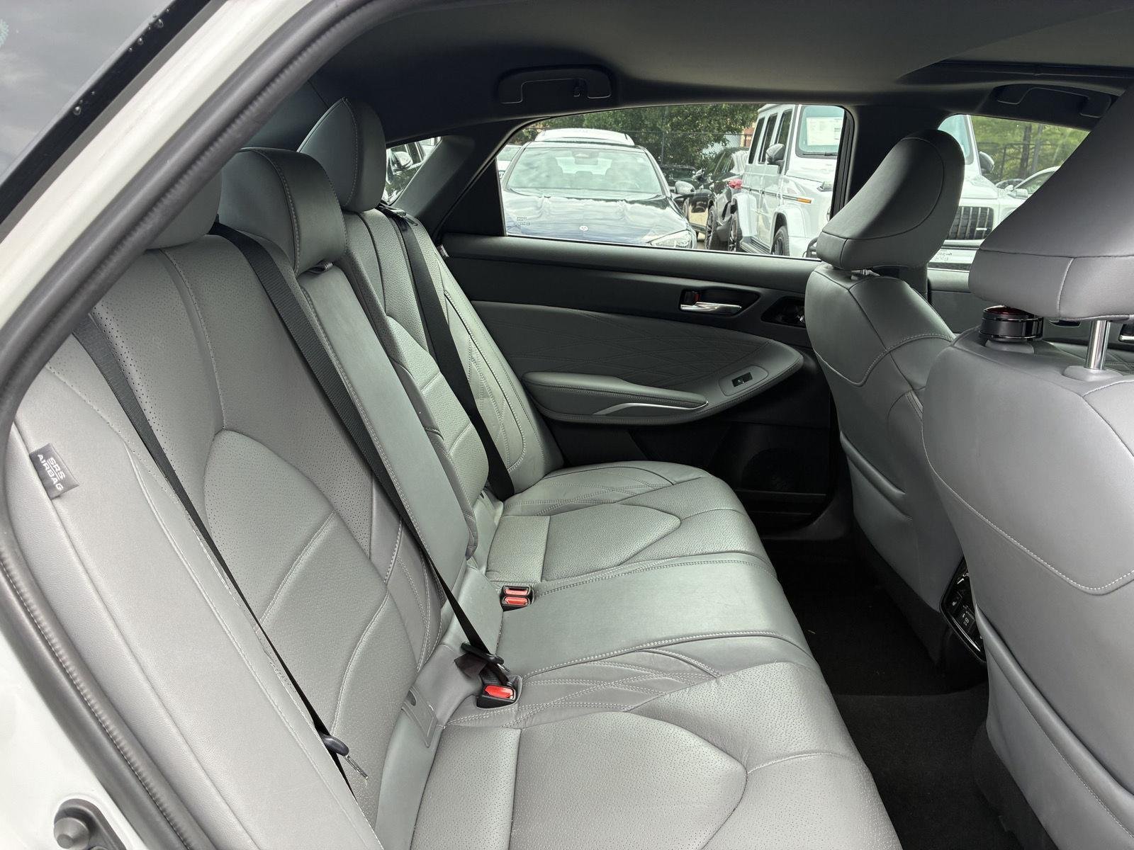 Used 2020 Wind Chill Pearl Toyota Hybrid Limited image 20
