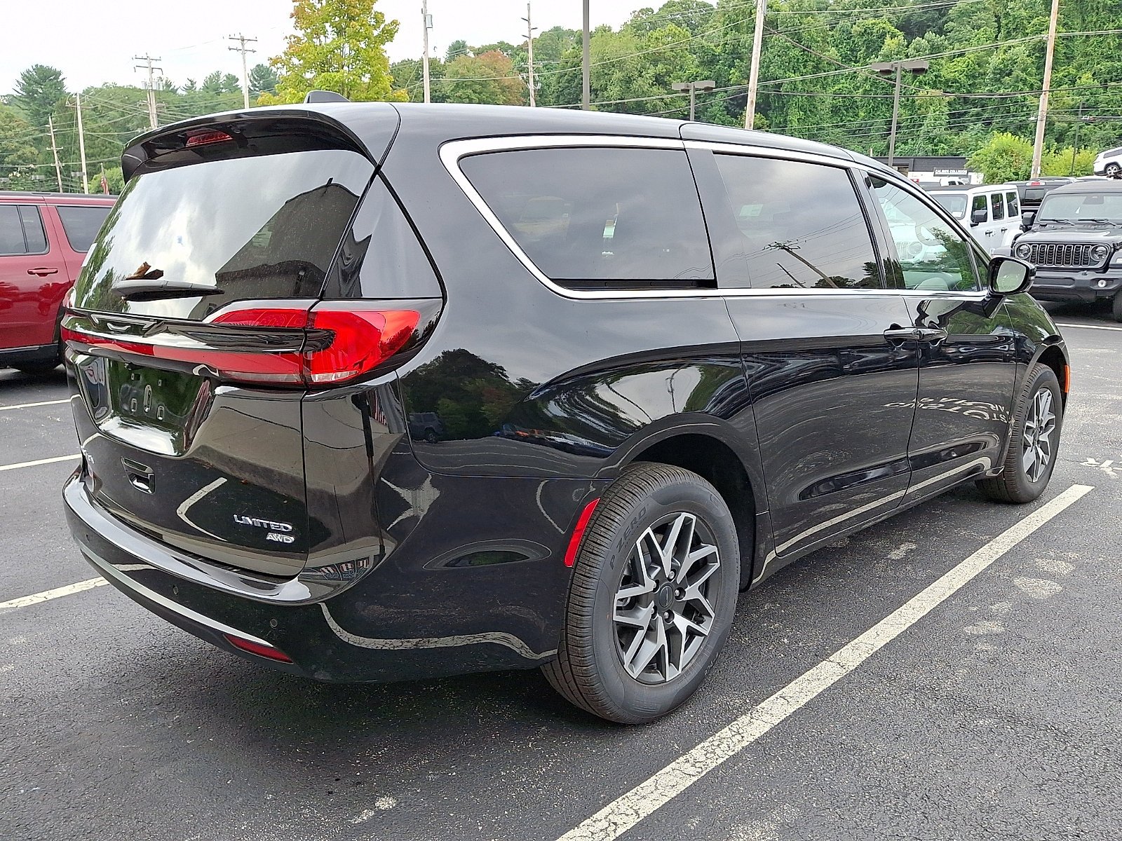 New 2027 Diamond Black Crystal Pearl-Coat Exterior Paint Chrysler Limited image 3