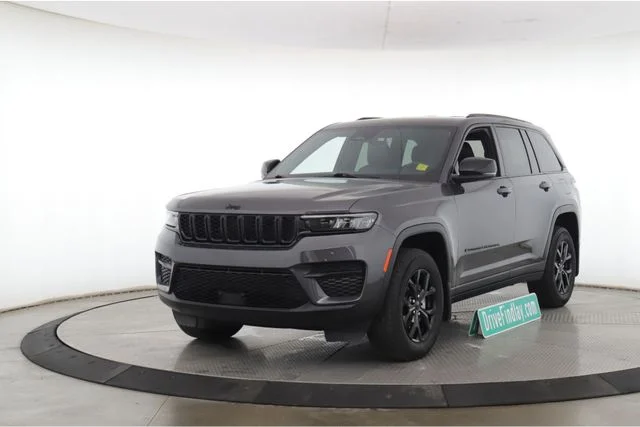 Used 2025 Gray Jeep Altitude image 10