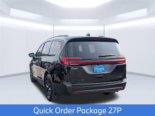 New 2027 Diamond Black Crystal Pearl-Coat Exterior Paint Chrysler Limited image 3