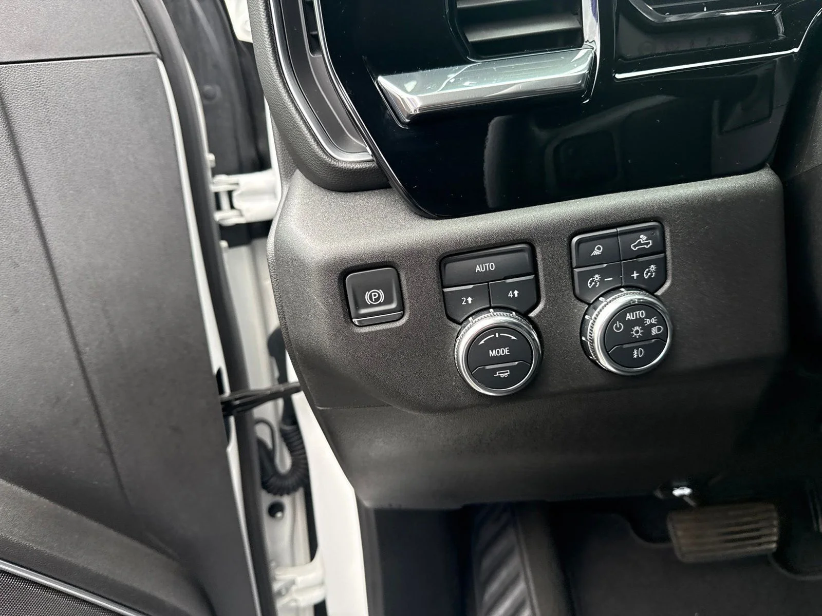 Used 2025 White GMC SLT image 13