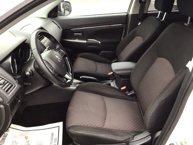 Used 2019 Pearl White Mitsubishi 2.0 SE image 9
