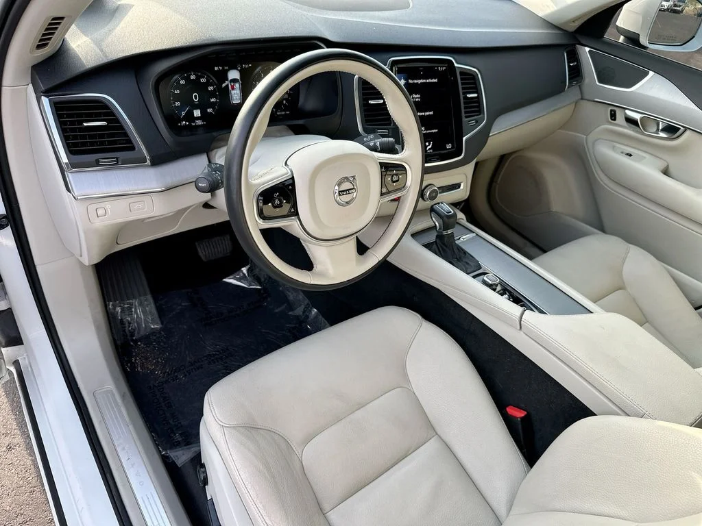 Used 2021 White Volvo T5 Momentum image 2