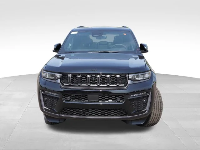 New 2026 Diamond Black Crystal Pearl-Coat Exterior Paint Jeep Limited image 8