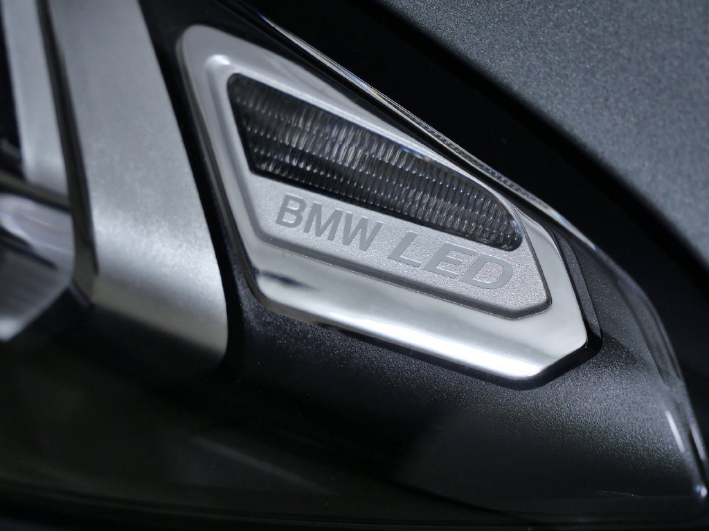 New 2026 Skyscraper Grey Metallic BMW 330i xDrive image 4