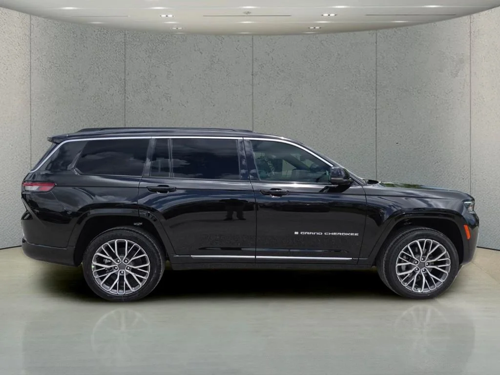 New 2026 Diamond Black Crystal Pearl-Coat Exterior Paint Jeep Summit image 3