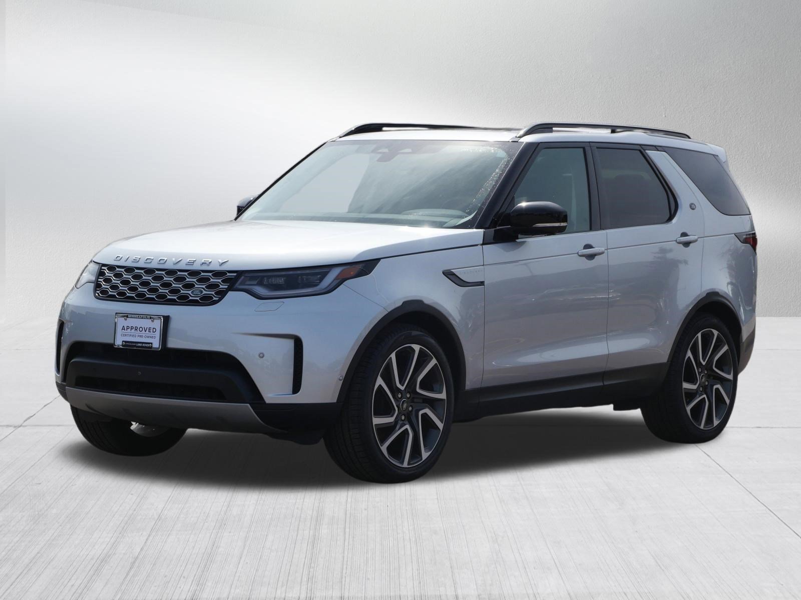 2024 Land Rover Discovery P300 S's photo