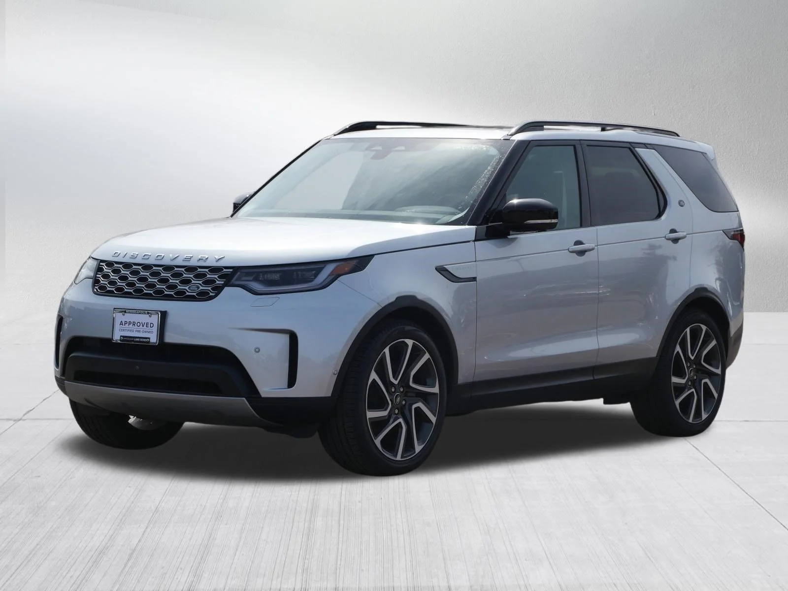 2024 Land Rover Discovery P300 S's photo