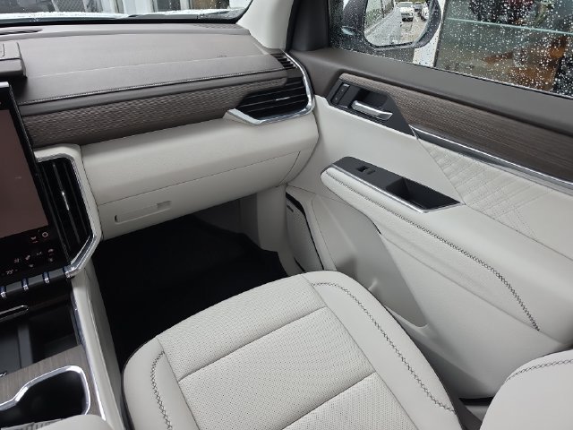 2026 GMC Acadia Denali - Photo 14