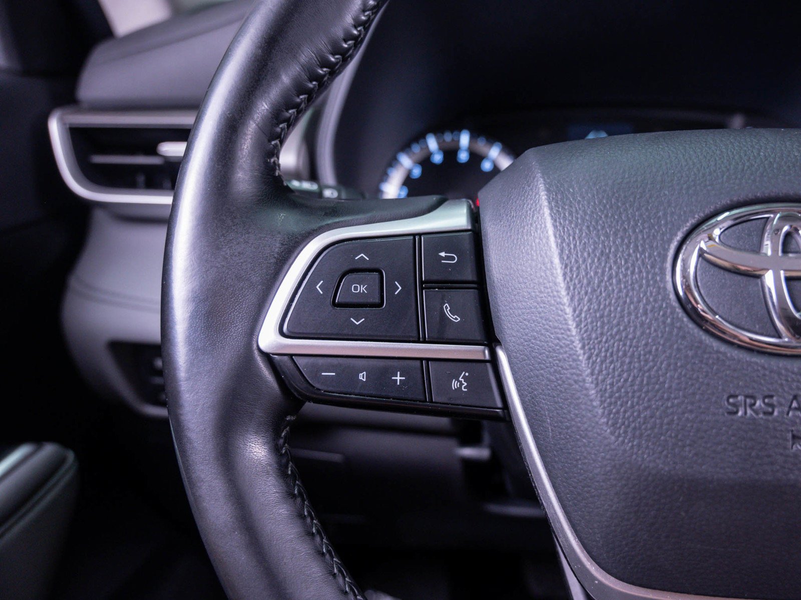 Used 2022 Pearl Toyota LE image 24
