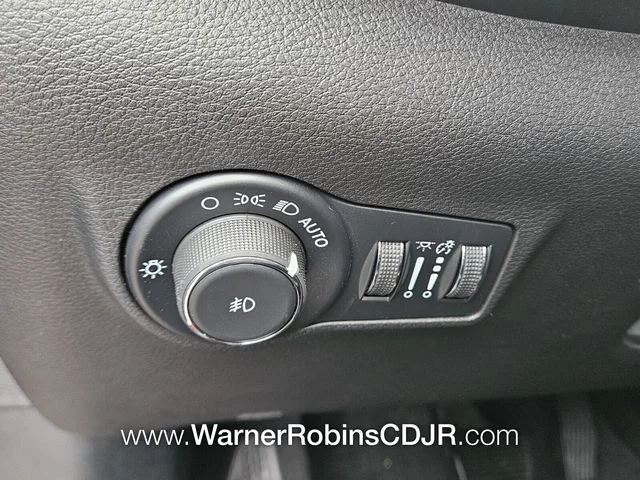 New 2026 Red Hot Pearl-Coat Exterior Paint Jeep Latitude image 26