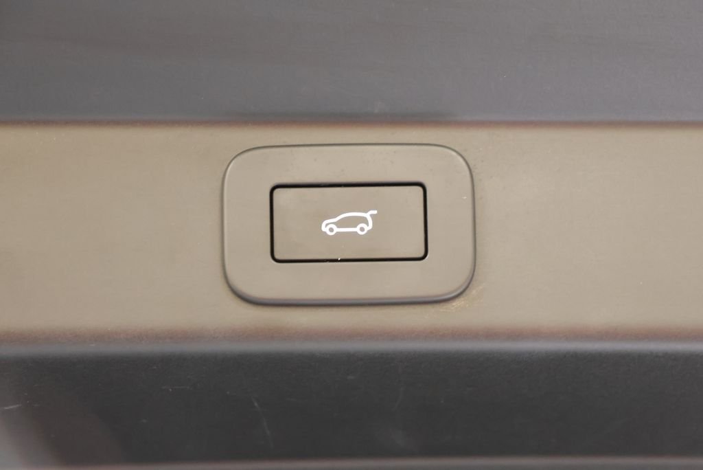 Used 2024 Borasco Gray Metallic Land Rover SE image 48