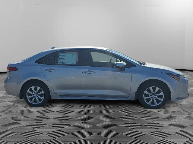 New 2027 Classic Silver Metallic Toyota LE image 5