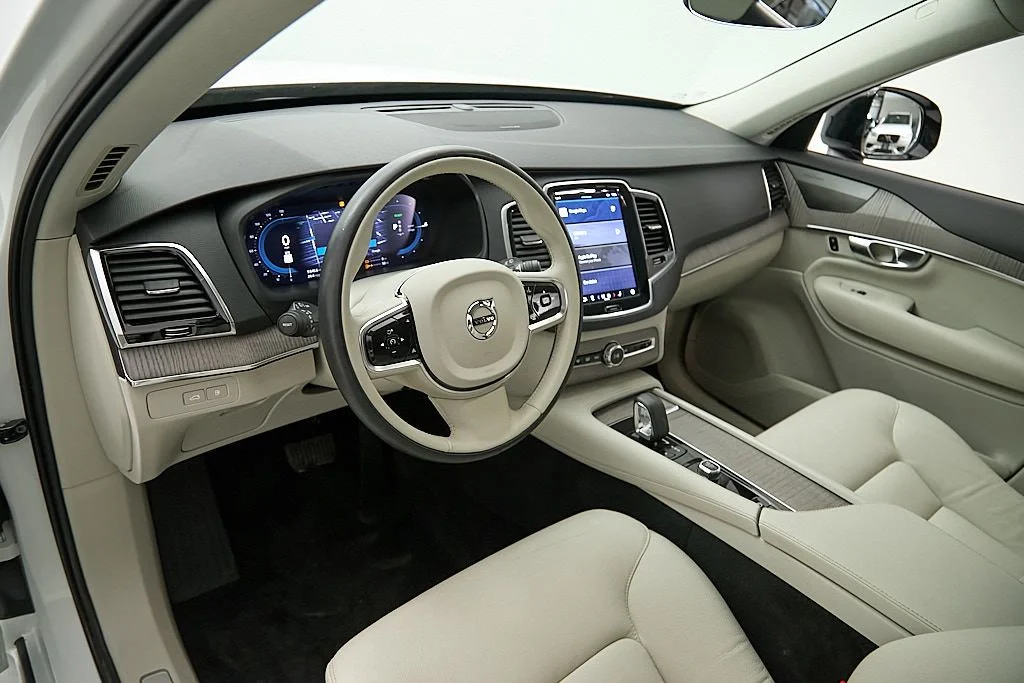 New 2023 Crystal White Volvo Plus image 12