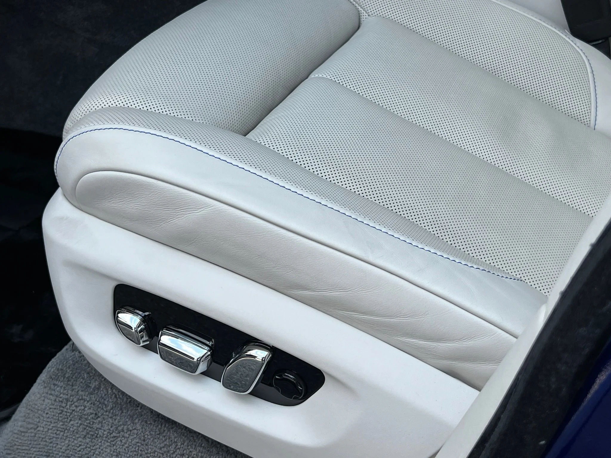 Used 2024 Blue Rolls-Royce Black Badge image 43