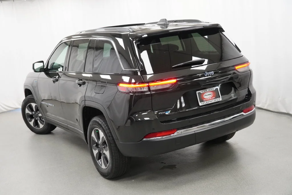 Used 2023  Jeep 4xe image 16