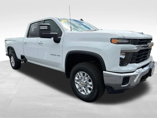 Used 2024 Summit White Chevrolet LT image 9