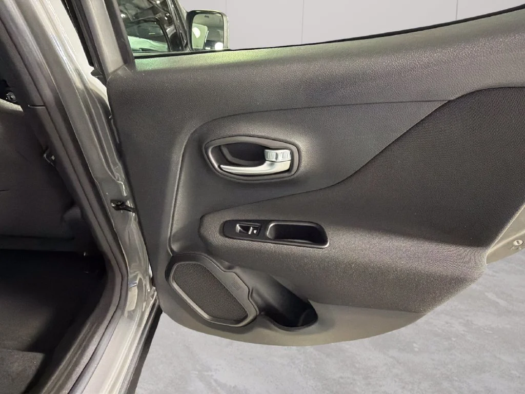 Used 2021  Jeep Latitude image 33