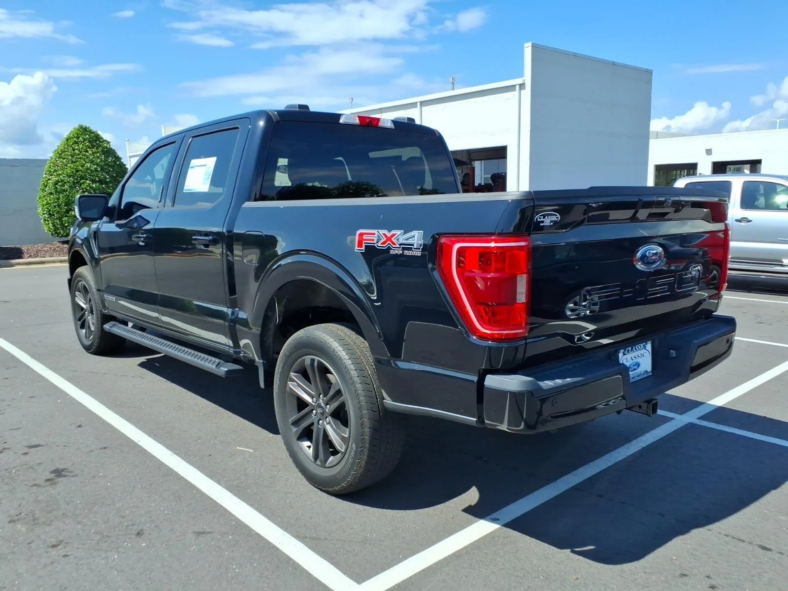Used 2022 Agate Black Metallic Ford XLT image 5