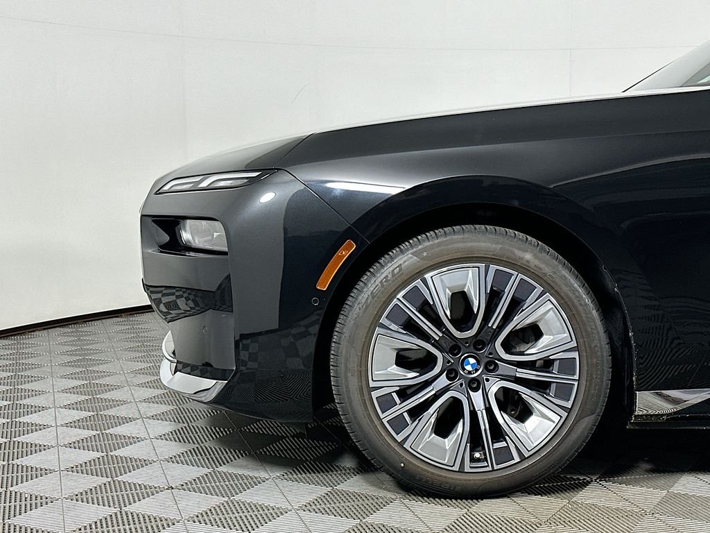 Used 2023 Black Sapphire Metallic BMW xDrive60 image 9