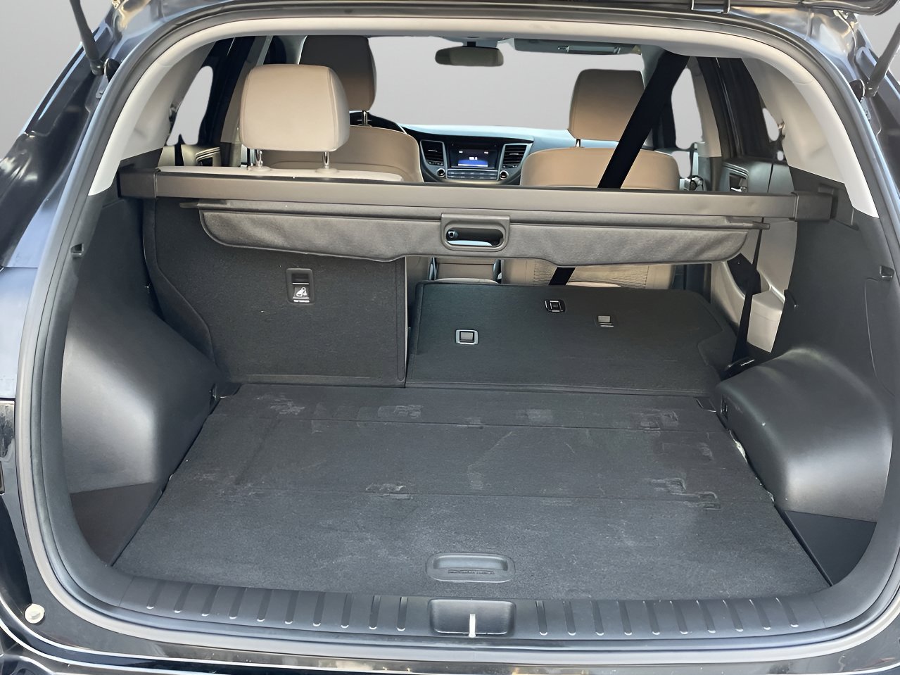 Used 2018 Black Noir Pearl Hyundai SE image 8