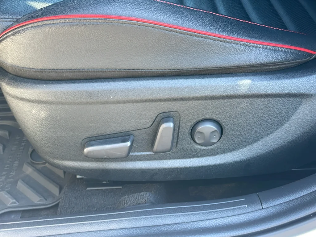 Used 2023 White Kia GT image 19