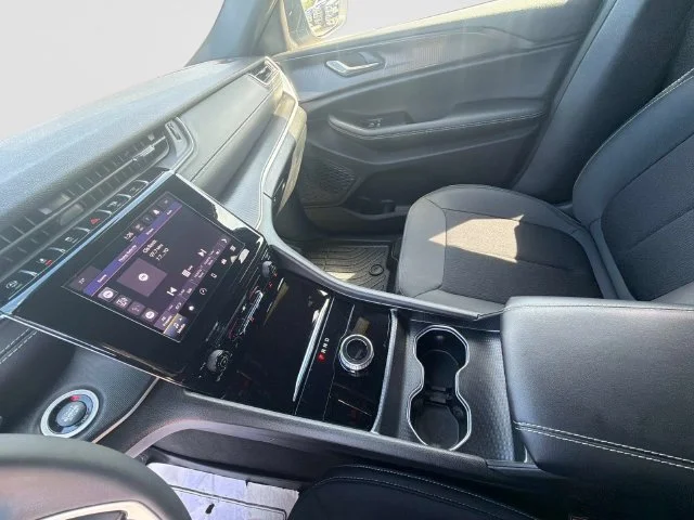 Used 2025 Silver Jeep Laredo image 25
