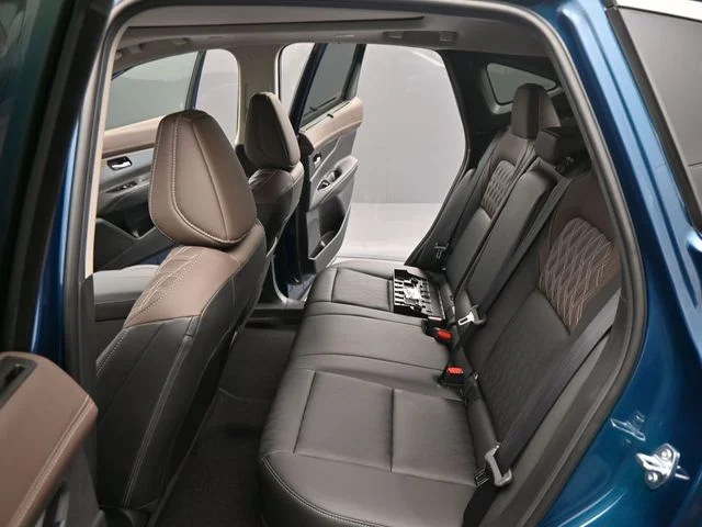Used 2025 Blue Nissan Platinum image 16