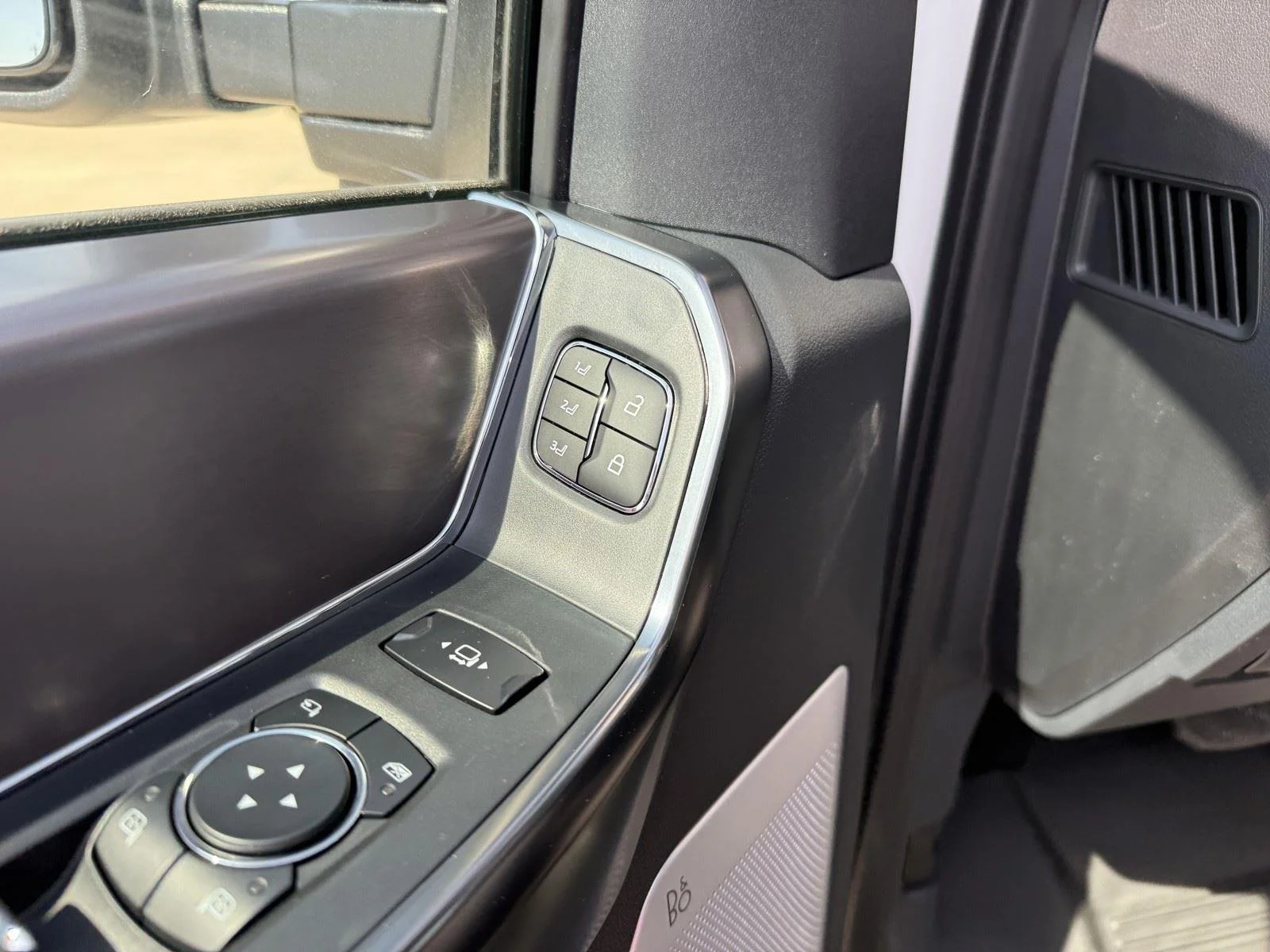 New 2026 Star White Metallic Tri-Coat Ford F-250® Platinum® image 14