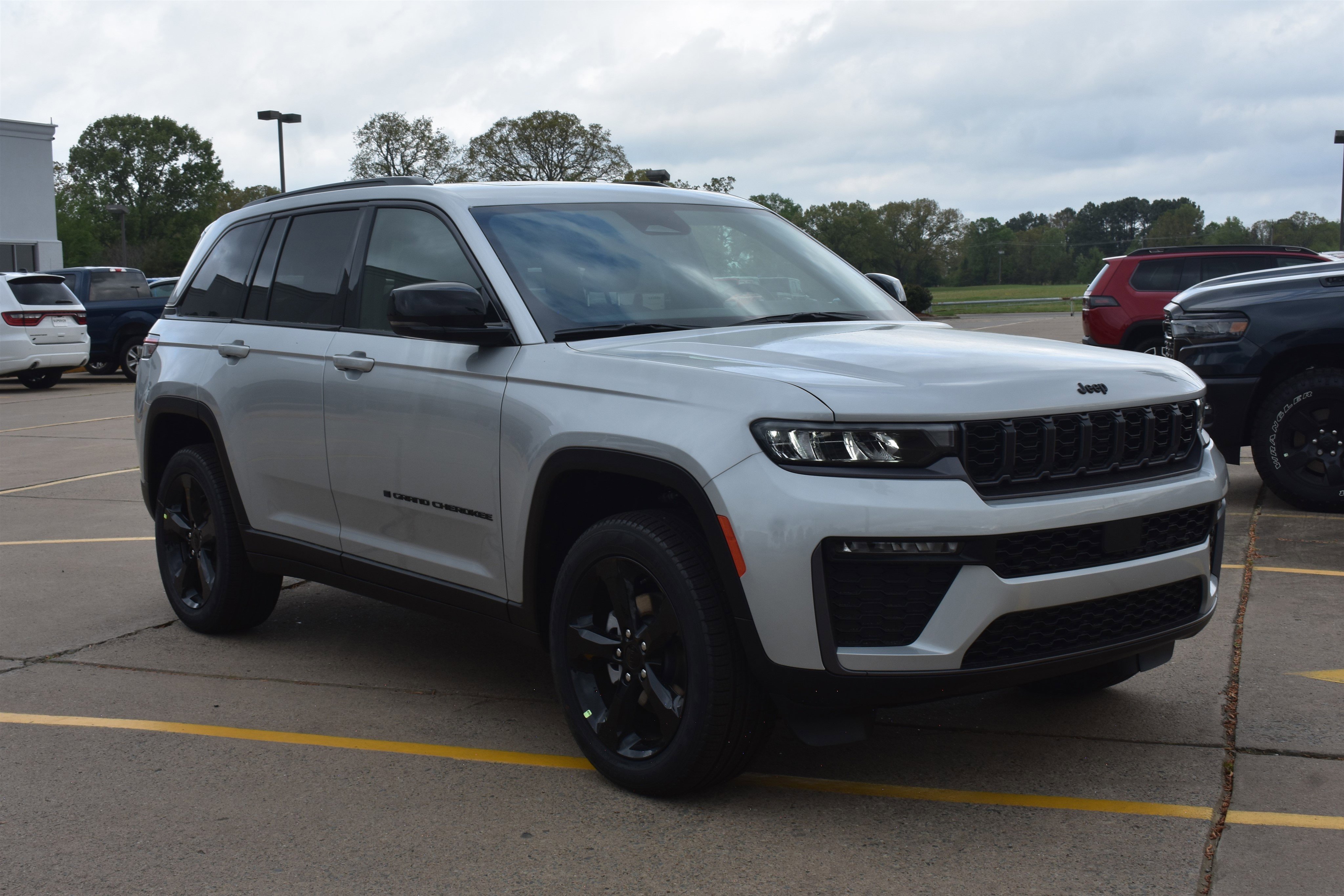 New 2026 Silver Zynith Exterior Paint Jeep Limited image 3