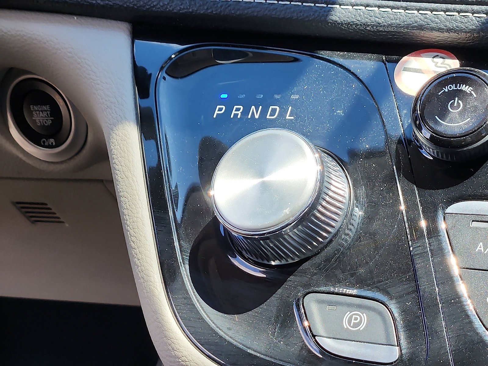 Used 2024 Brilliant Black Crystal Pearlcoat Chrysler Hybrid Select image 15