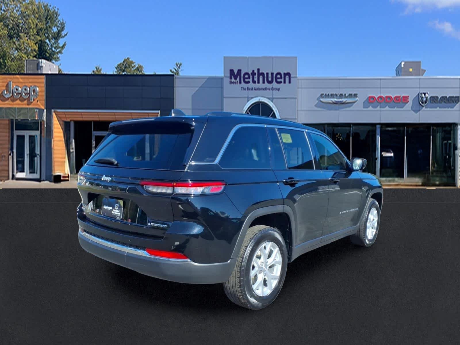 Used 2023 Diamond Black Crystal Pearlcoat Jeep Limited image 3