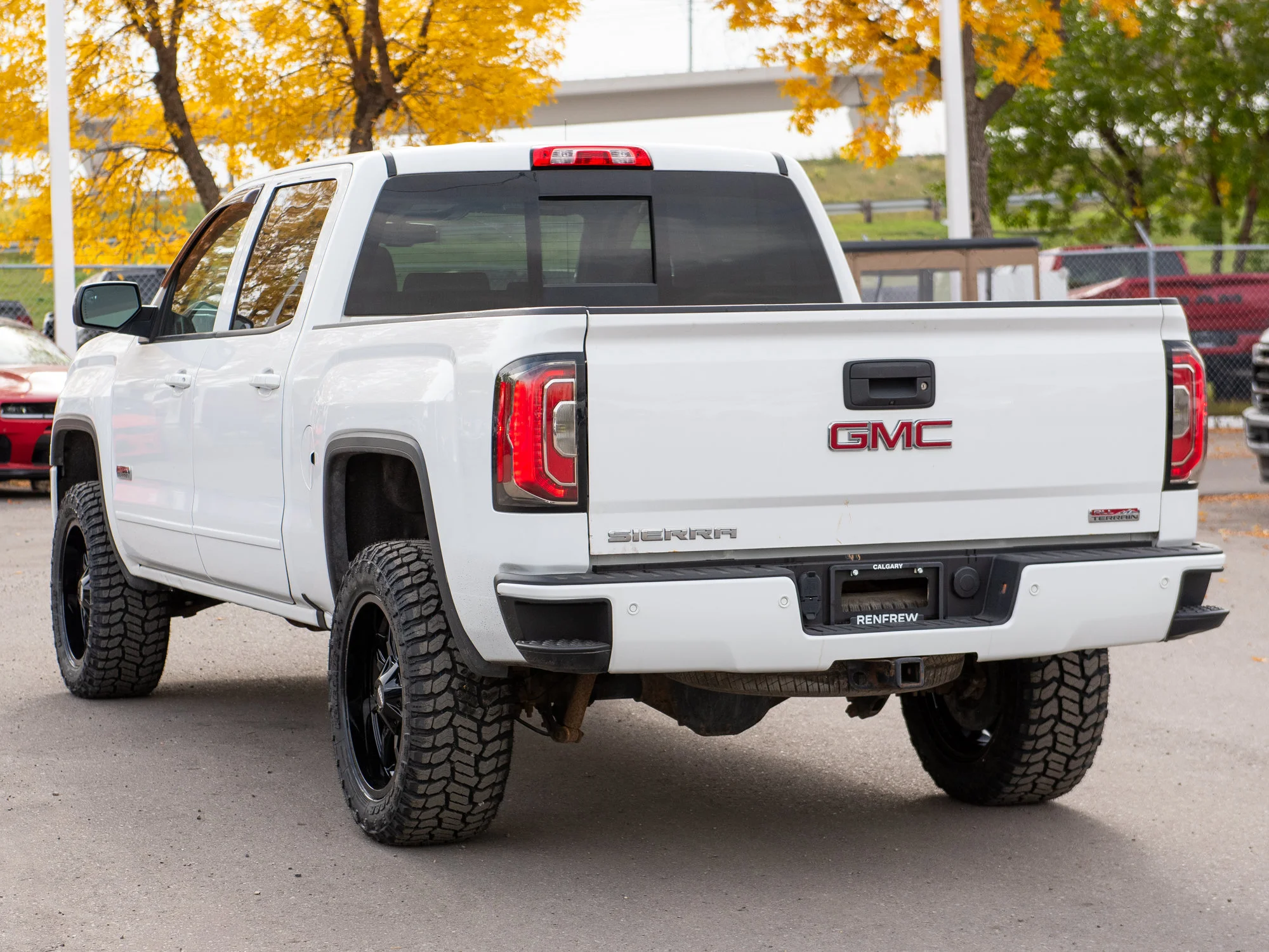 Used 2017 White GMC SLT* | Crew Cab | 5.3L V8 | Lift | New Tires/Wheels | Bose Sound System | image 14