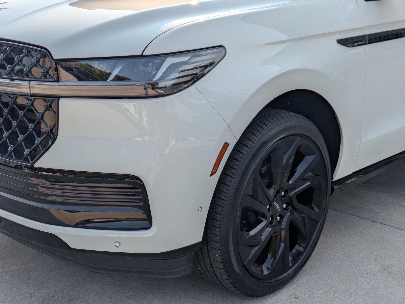 Used 2025 Pristine White Metallic Tri-Coat Lincoln Black Label image 9