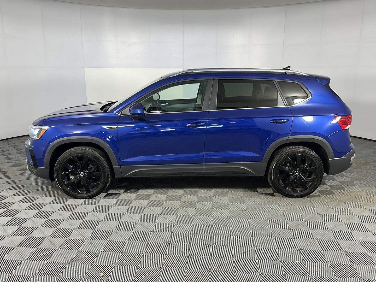 Used 2023 Dusk Blue Metallic Volkswagen SE image 6