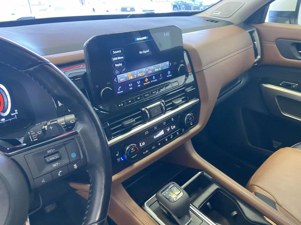Used 2023 White Nissan Platinum image 23