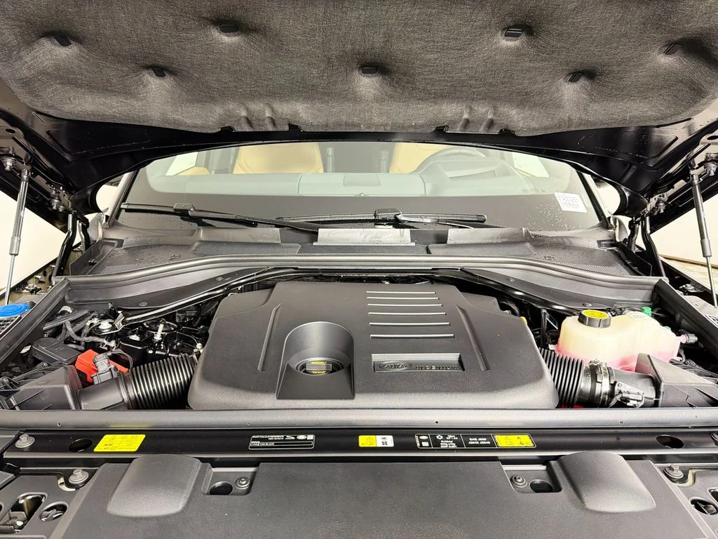 New 2026 Santorini Black Land Rover Dynamic SE image 32