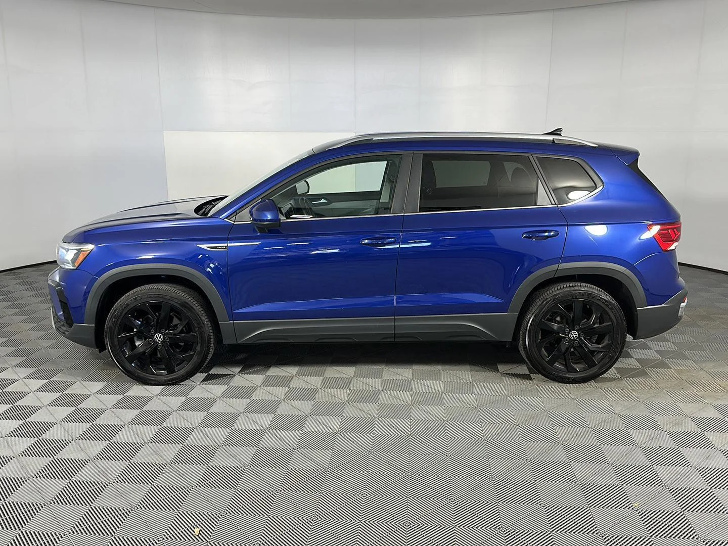 Used 2023 Dusk Blue Metallic Volkswagen SE image 6