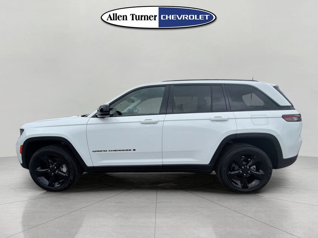 Used 2023  Jeep Limited image 6