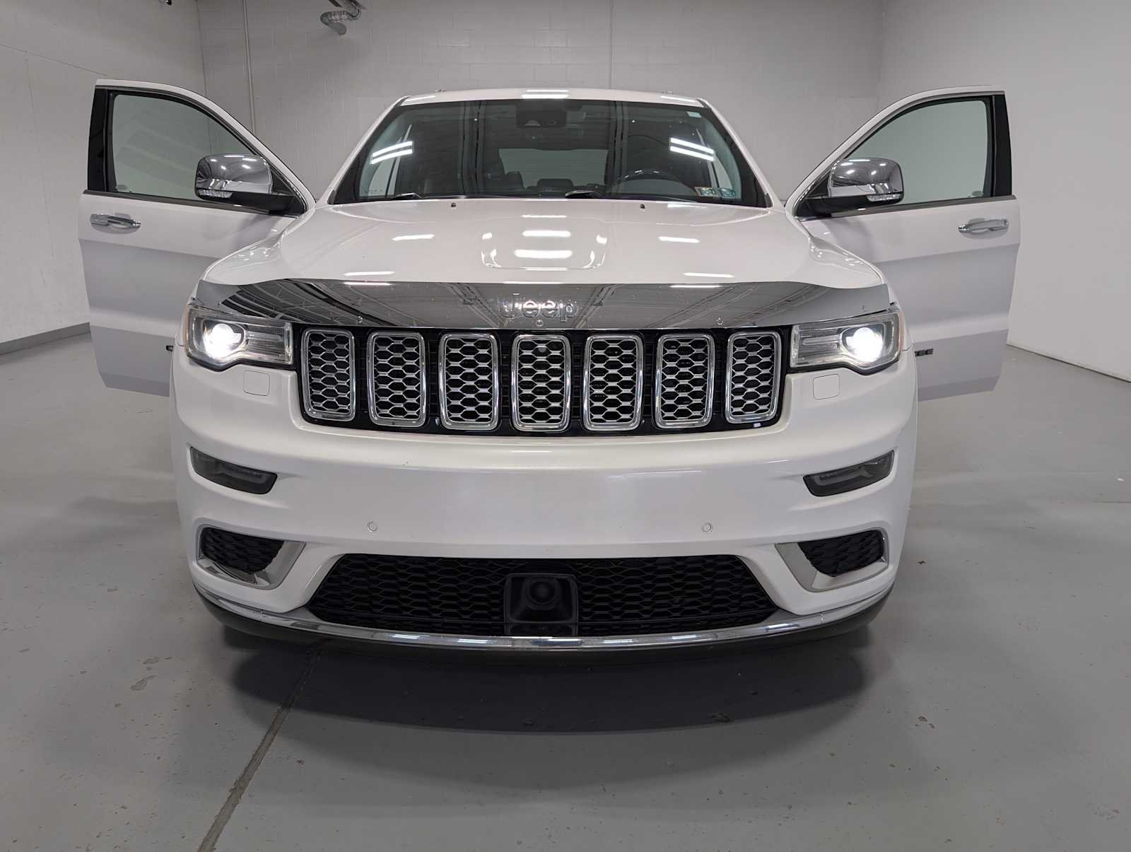 Used 2018 Ivory Tri-Coat Pearl Jeep Summit image 15