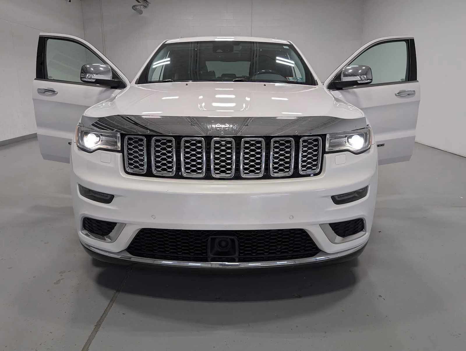 Used 2018 Ivory Tri-Coat Pearl Jeep Summit image 15
